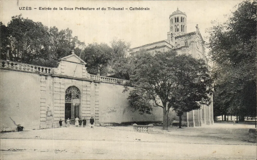 UZÈS — Eingang zur Unteren Präfektur und zum Gericht — Kathedrale - Vorderseite