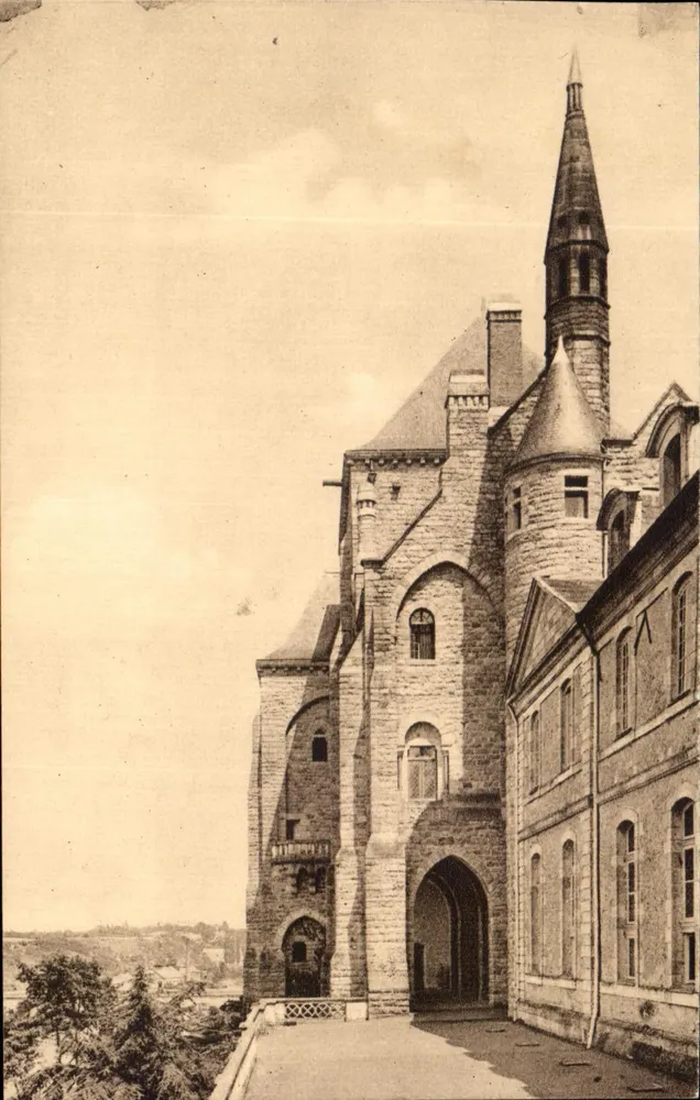 Terrasse der Abtei Saint-Pierre de Solesmes mit Blick auf die Sarthe - Vorderseite