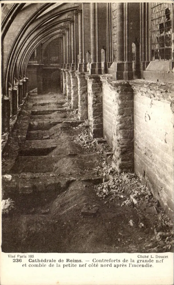 Kathedrale von Reims — Pfeiler der Kirche und Dach der kleinen Kirche auf der Nordseite nach dem Brand — Visé Paris 105, n°236 - Vorderseite