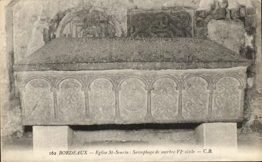 Bordeaux — Kirche St. Seurin: Marmor-Sarkophag des 6. Jahrhunderts — C.B. - Vorderseite