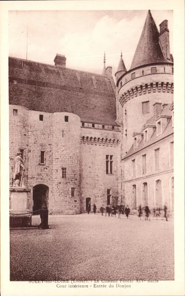 SULLY-sur-LOIRE — Innenhof - Eingang zum Bergfried — Burg des 14. Jahrhunderts - Vorderseite