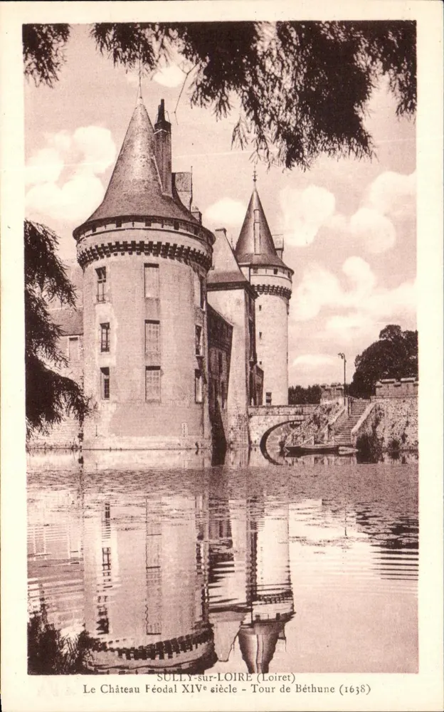 Sully-sur-Loire — Castelo feudal do século XIV — Torre de Béthune (1638) - Frente