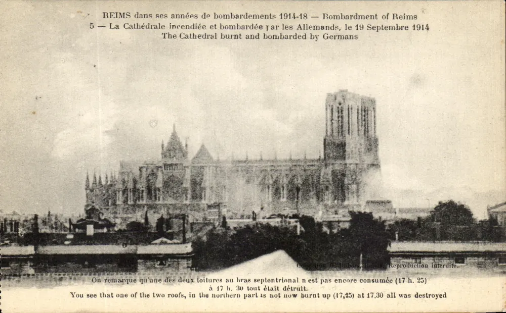 Reims in den Jahren der Bombardements 1914-18 — Die Kathedrale in Brand gesteckt und von den Deutschen bombardiert, 19. September 1914 - Vorderseite