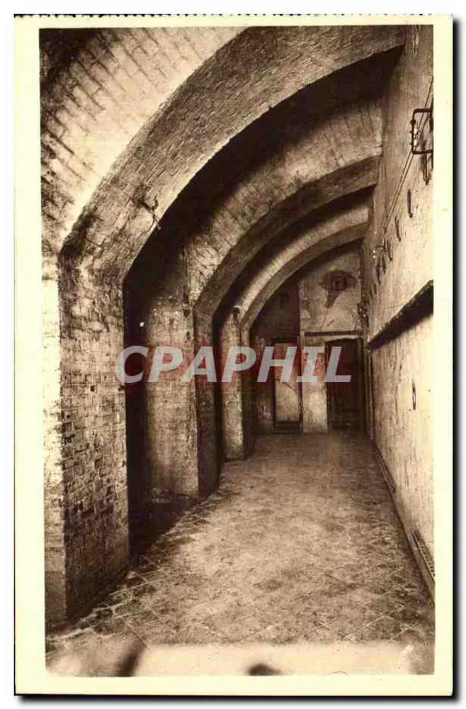 Fort Vaux — gewölbter Gang mit Telefonzentrale und Taubenschlag - Vorderseite