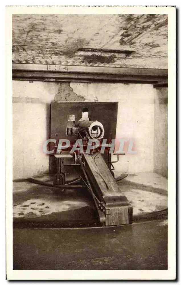 Fort Vaux — 75-mm-Geschütz in der Schutzkammer von Bourges West, gerichtet nach Douaumont - Vorderseite