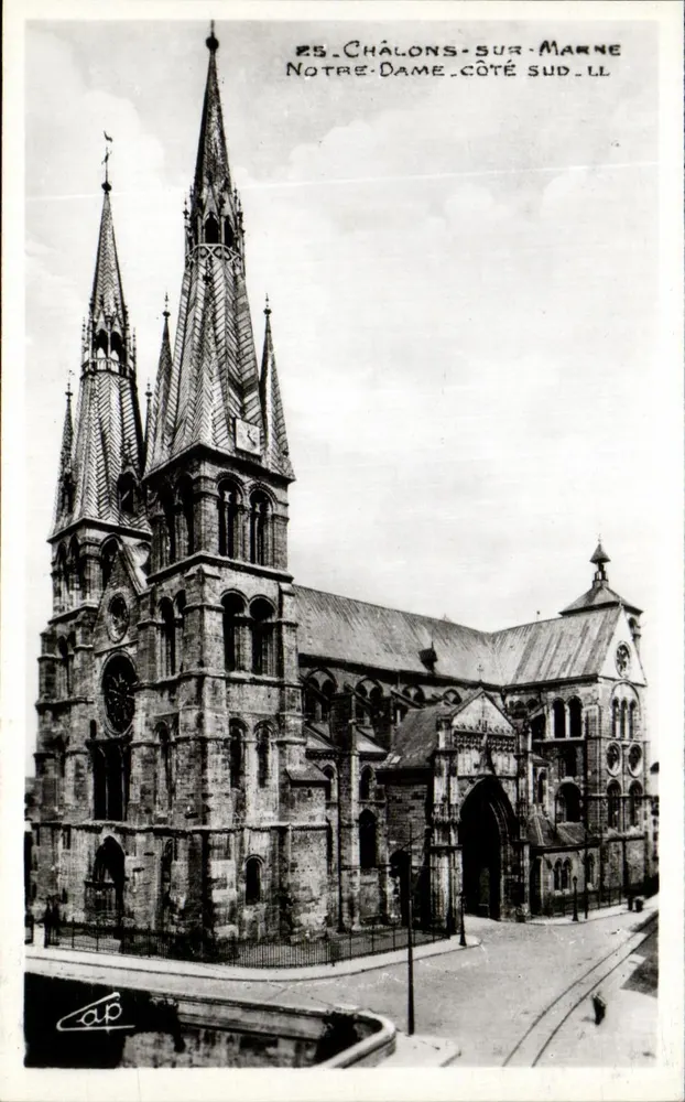 Châlons-sur-Marne — Catedral Nossa Senhora, lado sul — C.A.P. Paris - Frente