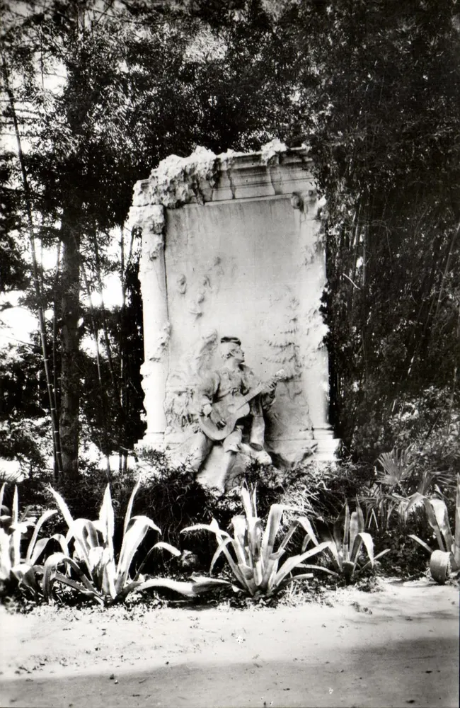 Öffentlicher Garten von Perpignan — Skulptur von Montanyes Regalades - Vorderseite