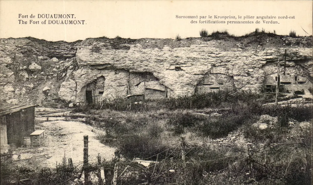 Fort de Douaumont — Apelidado pelo Kronprinz, o pilar angular nordeste das fortificações permanentes de Verdun — editor não identificado - Frente