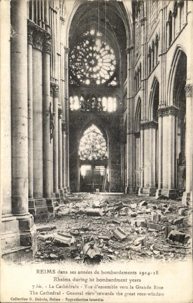 Reims - Kathedrale - Überblick zum Großen Rosenfenster während der Bombardements 1914-18 — Sammlung G. Dubois - Vorderseite