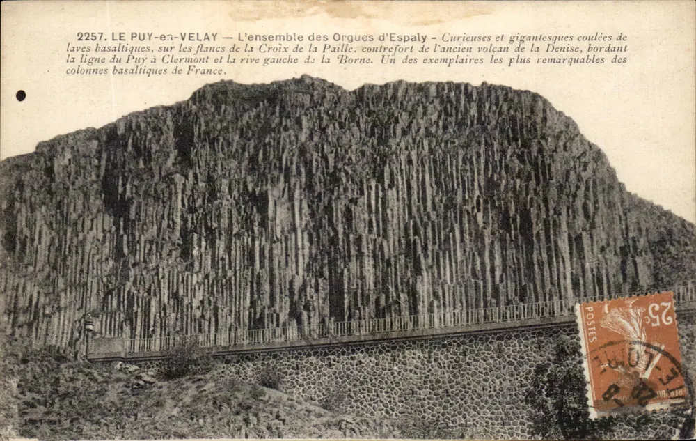 LE PUY-EN-VELAY — Die Orgues d'Espaly — Merkwürdige und gigantische Basaltlavaströme an den Hängen der Croix de la Paille, einem Ausläufer des alten Vulkans Denise. Eines der bemerkenswertesten Beispiele für Basaltstelen in Frankreich. - Vorderseite