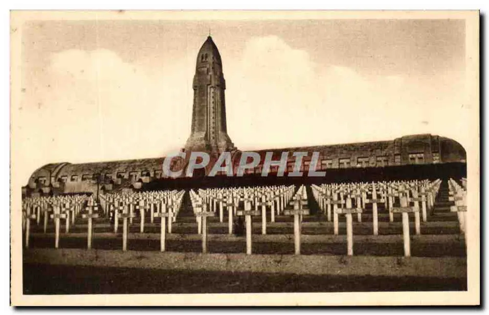Nationalfriedhof Douaumont — vor dem Ossuar — Verleger nicht sichtbar - Vorderseite