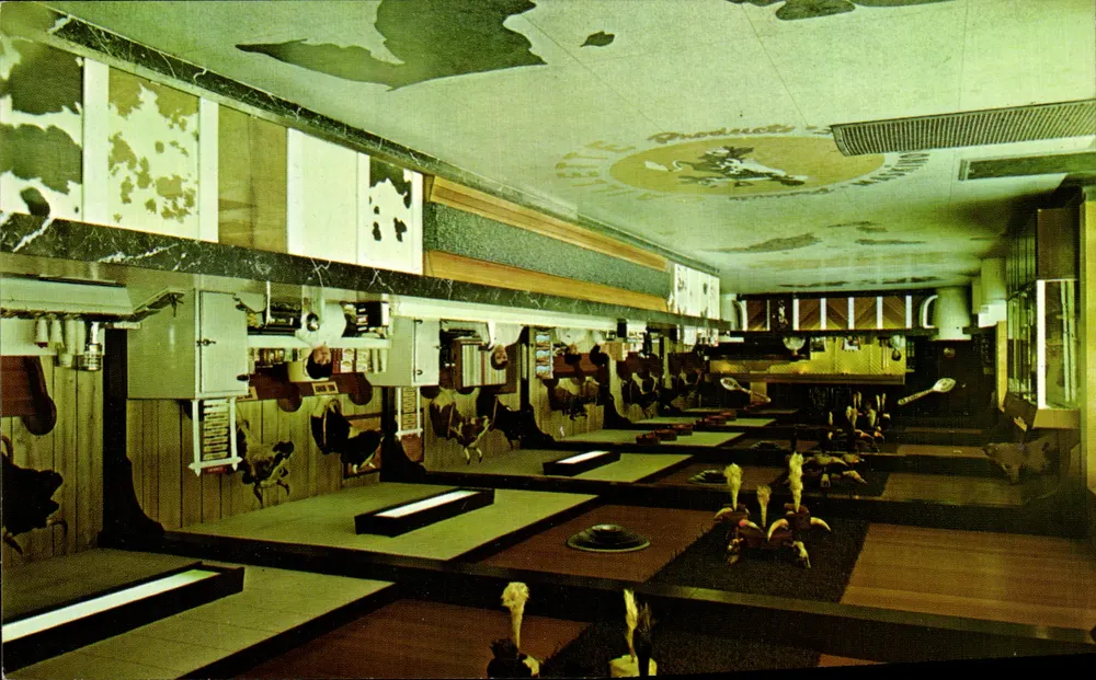 Interno di un ristorante a tema vacca — Prodotti Caillette Inc. — Editore Slater Color, Canada - Recto