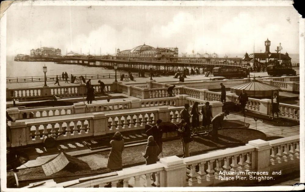 Aquarium Terraces and Palace Pier, Brighton — vue panoramique — éditeur non identifié, n° de série non visible - Recto