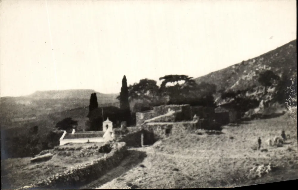 Ruínas de um edifício religioso — vista panorâmica — Carte postale - Frente