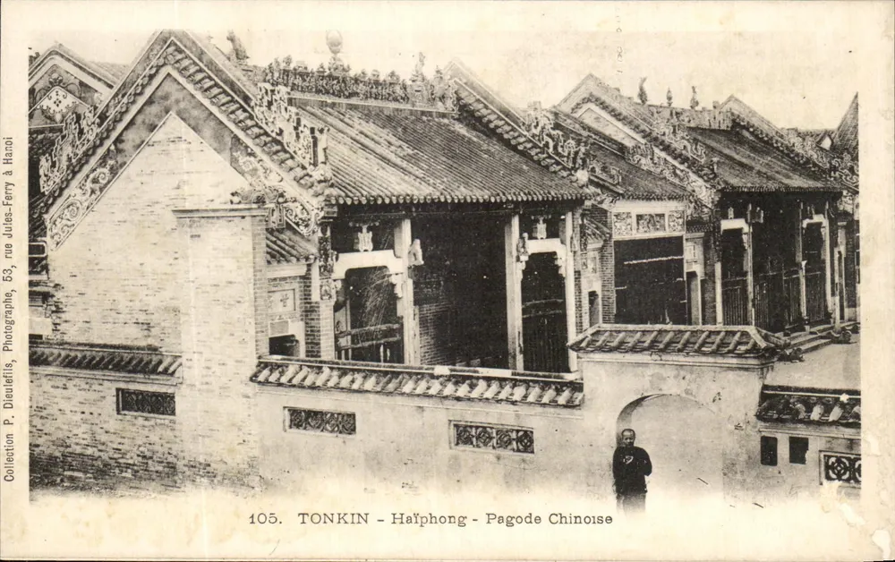 Tonquim - Hanói - Pagode Chinesa — Coleção P. Douleffis, Fotógrafo, Rua Jules-Ferry, 53 — n° 105 - Frente