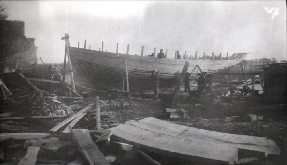 Costruzione di una nave in legno — cantiere navale — verso il 1930 - Recto