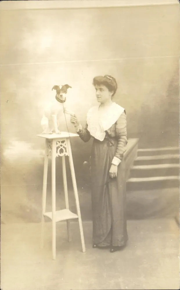 Mulher com cachorro em pedestal — estúdio — Carte postale - Frente