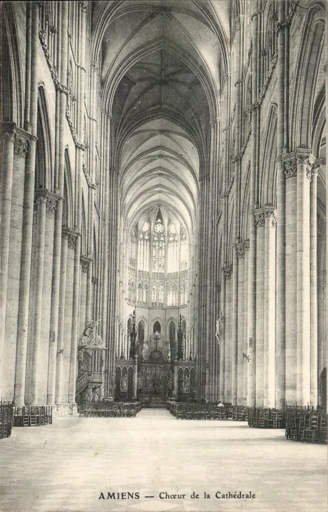 Amiens — Nave da Catedral - Frente