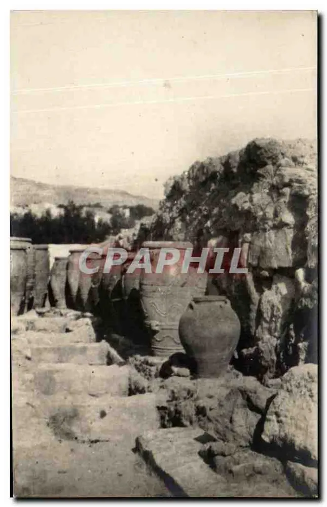 Velhas cerâmicas em um sítio arqueológico — Editor não identificado - Frente