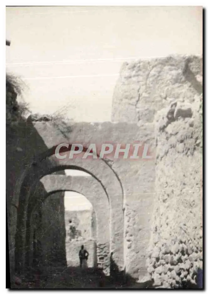 Ruínas de cidade antiga — vista com arcos e silhueta de homem — editor não visível - Frente