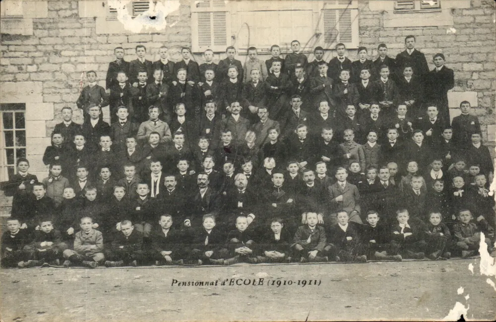 Pensionnat d'ÉCOLE — groupe d'élèves et enseignants devant un bâtiment en pierre — éditeur inconnu, n° de série non visible - Frente