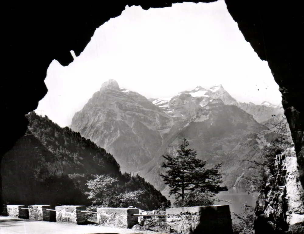 Vista das Alpes — vista tirada de um túnel — Photo-Édition O. Süssli-Jenny, Thalwil-Zürich - Frente