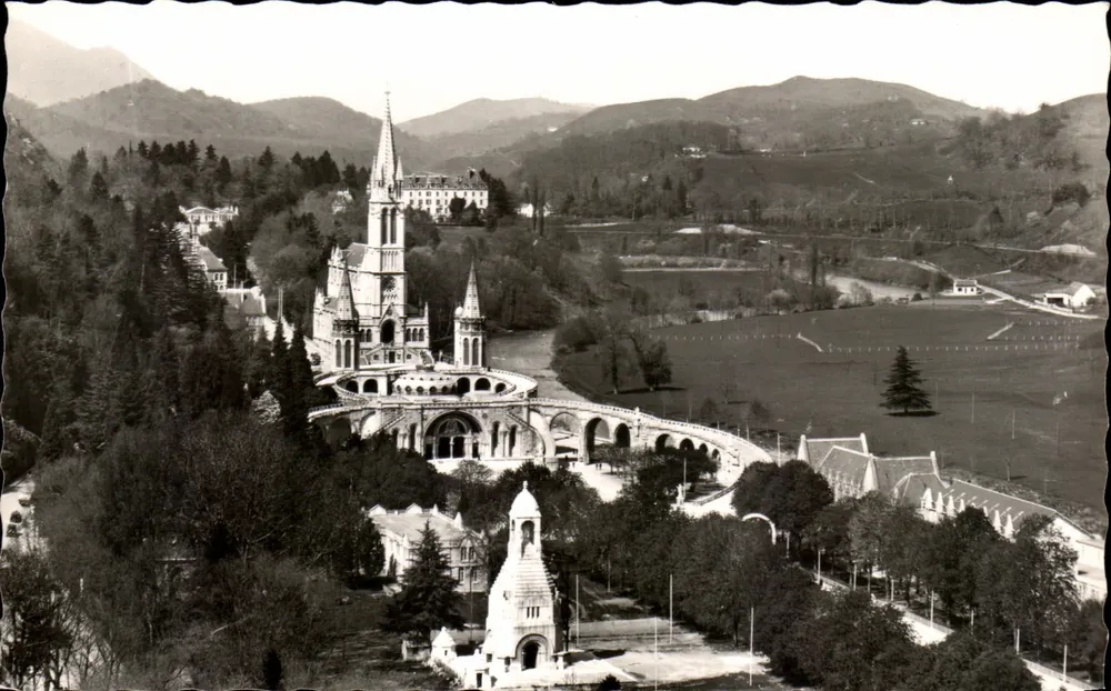Lourdes — Die Basilika und das Interalliierte Denkmal vom Festungsschloss aus gesehen — Edition P. DORCE, Cité Albert 1er - Vorderseite
