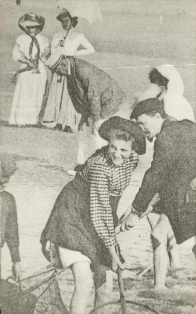 Mulheres e homens em uma praia — cena de banho — editor desconhecido - Frente
