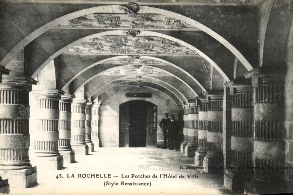 La Rochelle — Die Portale des Rathauses (Renaissance-Stil) — R. Bergevin, 66, rue des Berolles, La Rochelle - Vorderseite