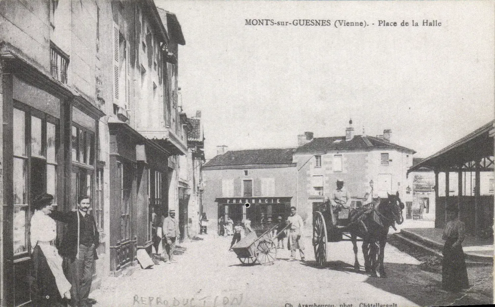 MONTS-sur-GUESNES (Vienne) - Ansicht der Place de la Halle — Ch. Arambourou, Foto von Châtellerault - Vorderseite