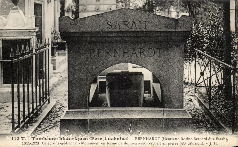 Grab von Sarah Bernhardt — Père-Lachaise — Verleger J.H. - Vorderseite
