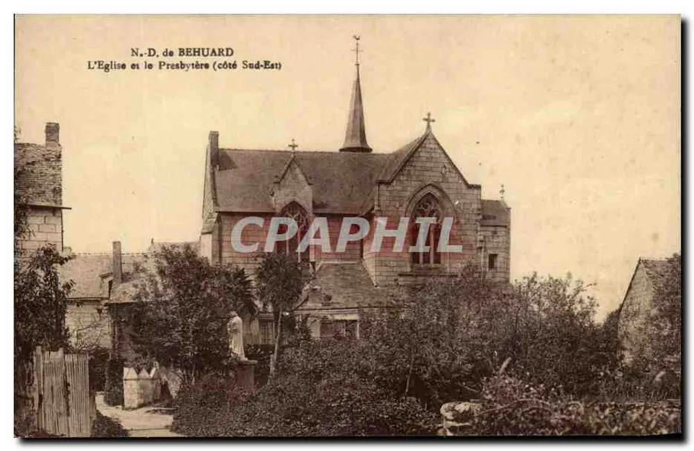 N.-D. de BEHUARD — Die Kirche und das Pfarrhaus (Südostseite) — Photo Théulina-Romain Bégers - Vorderseite