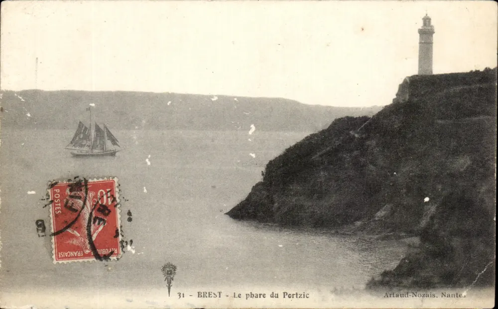 Brest - Le phare du Portzic — vue du phare sur un promontoire rocheux avec un voilier en mer, éditeur Arlaud-Nozais, Nantes, n°31 - Frente