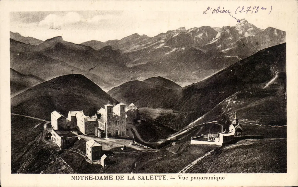 Notre-Dame de La Salette — Panoramablick — Verleger: Wallfahrtsstätte La Salette - Vorderseite