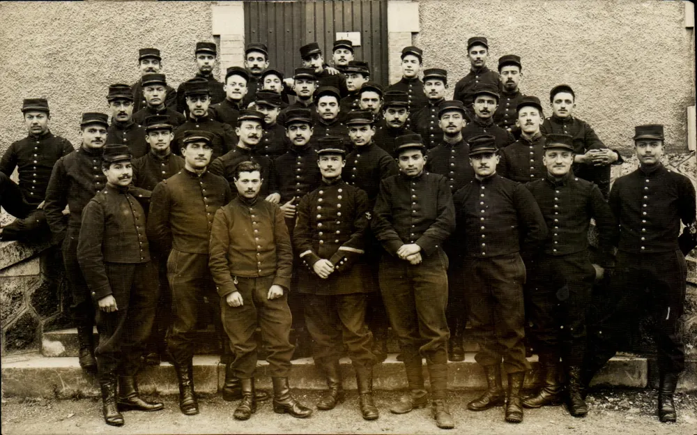 Gruppe von Soldaten — Verleger R. DÉV AU. — Colombea - Vorderseite
