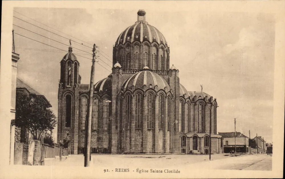 Reims - Igreja de Santa Clotilde — vista do edifício com cúpula e torre, editor Polti Daphin, Reims - Frente