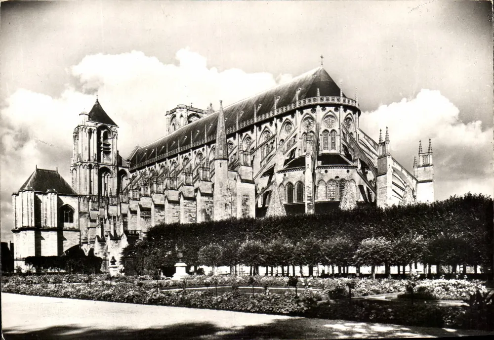Bourges (Cher) — Kathedrale Saint-Étienne (13. Jh.) — Gesamtansicht vom Südosten — Service Commercial Monuments Historiques, Paris - Vorderseite