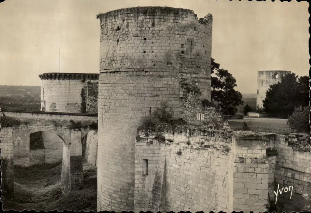 Chinon (Indre-et-Loire) — Entrada do Castelo — Éditions d'Art Martel, n° B 820 - Frente