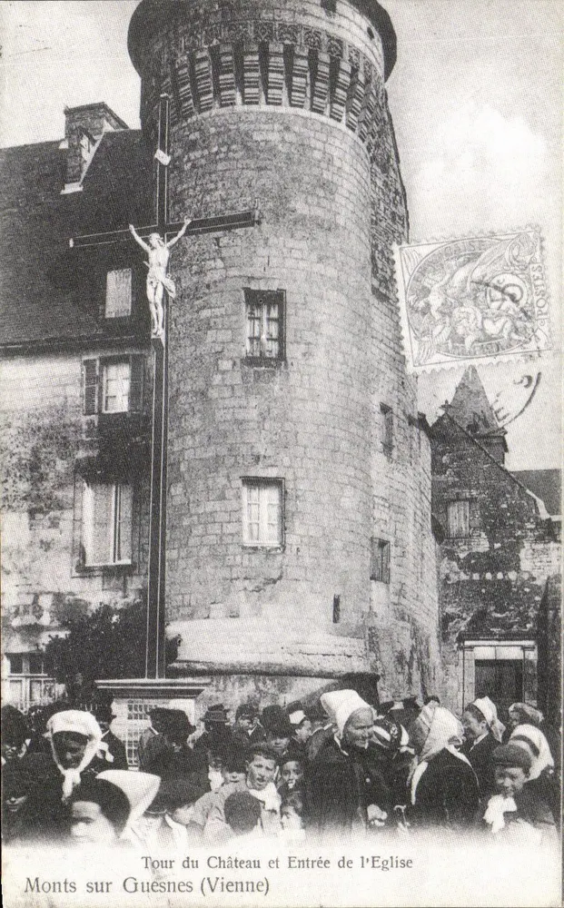 Tour des Schlosses und Eingang zur Kirche — Monts sur Guesnes (Isère) - Vorderseite