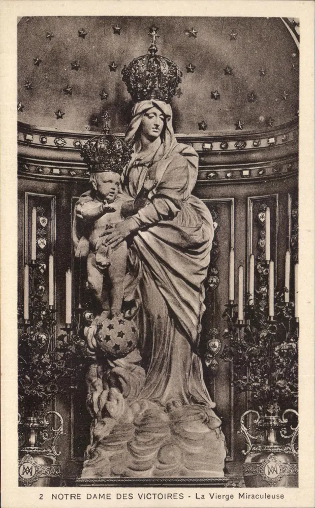 Notre Dame des Victoires - Die Wunderbare Jungfrau - Statue der gekrönten Jungfrau, die das Kind Jesus auf einer Kugel hält, in einem Rahmen mit Kerzen und Sternen - Vorderseite