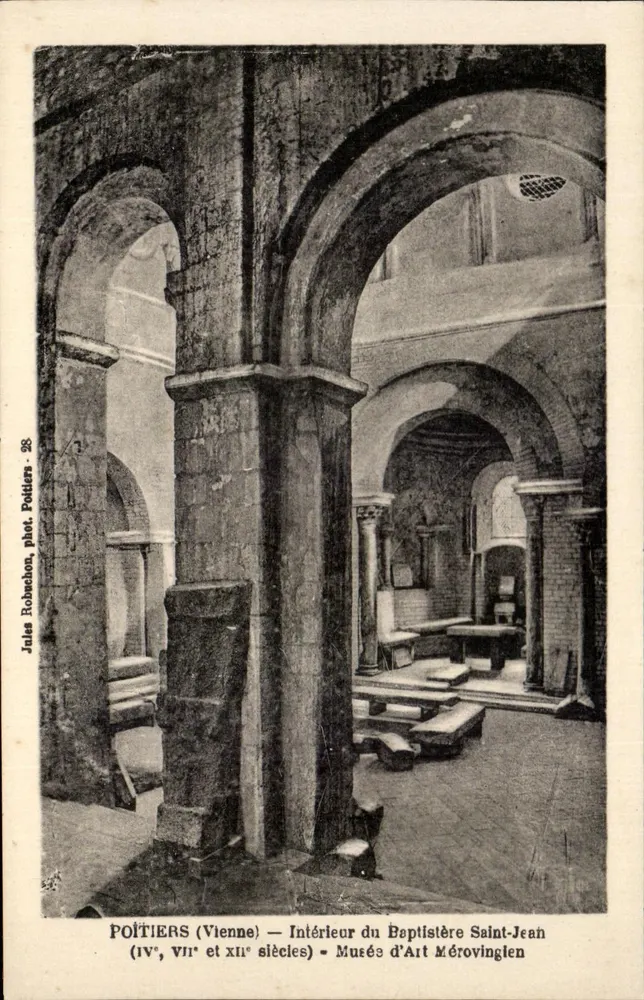 Poitiers (Vienne) — Innenansicht des Baptistères Saint-Jean (4., 7. und 12. Jahrhundert) — Musée d'Art Mérovingien - Vorderseite