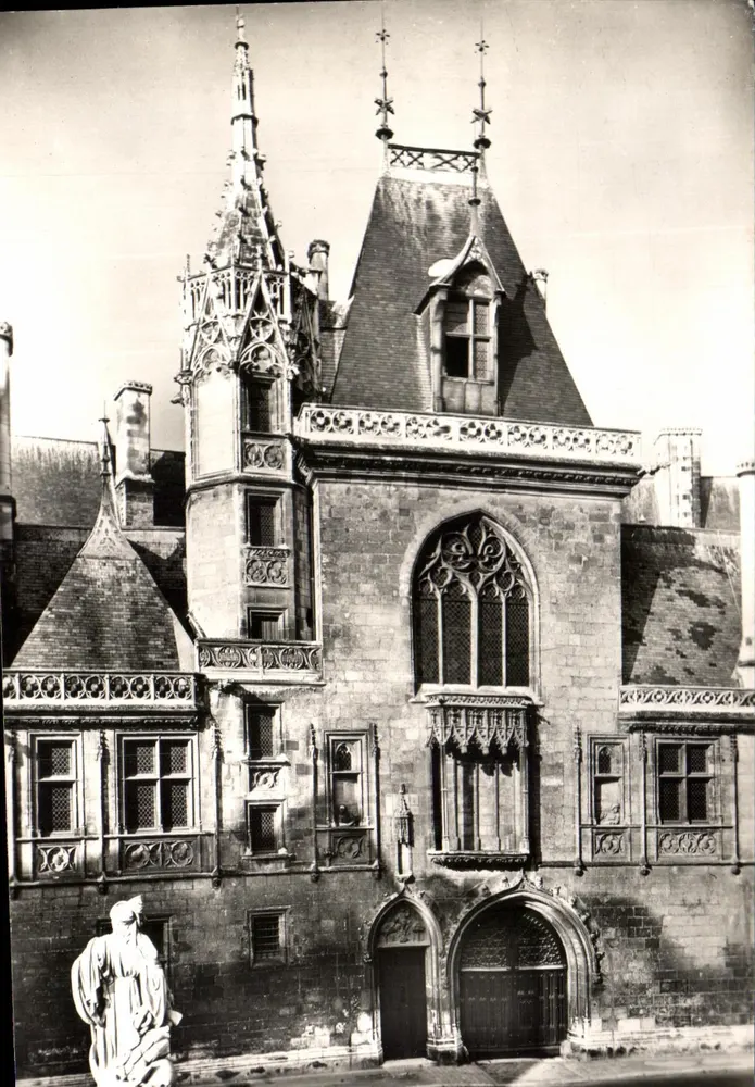 Bourges (Cher) — Hotel Jacques Cœur (meio do XVᵉ s.) — Entrada (Fachada Oriental) — Service Commercial Monuments Historiques Alexandre III - Paris - Frente