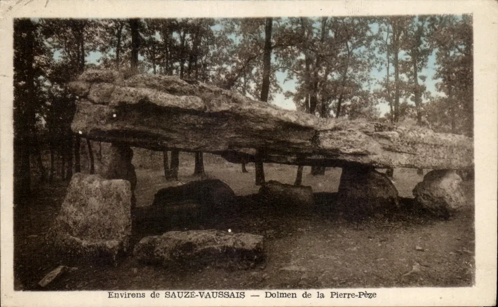 Umgebung von SAUZE-VAUSSAIS — Dolmen der Pierre-Pèze - Vorderseite