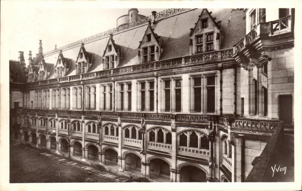 Schloss Pierrefonds — Säulenportal der Cour d'Honneur — Édition YVON, Paris - Vorderseite