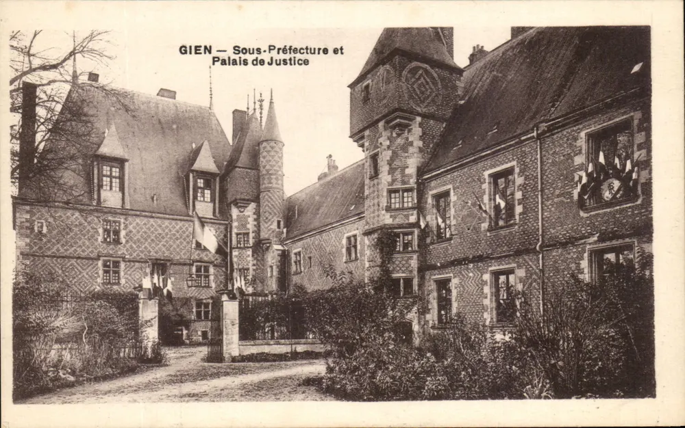 Gien — Subprefeitura e Palácio de Justiça - Frente