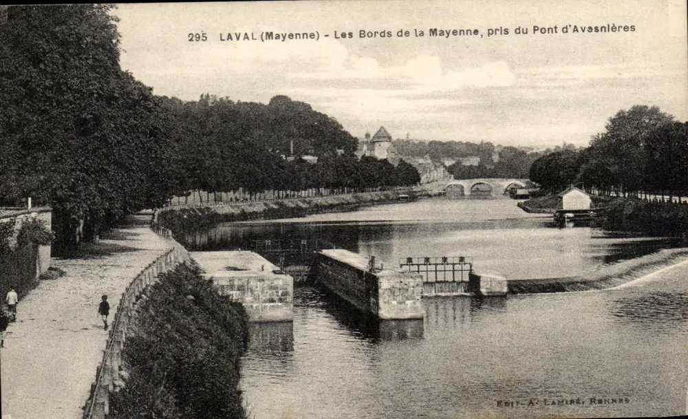 Laval (Mayenne) — Die Ufer der Mayenne, aufgenommen vom Pont d'Avsnlères — Verlag A. Lamire, Rennes - Vorderseite