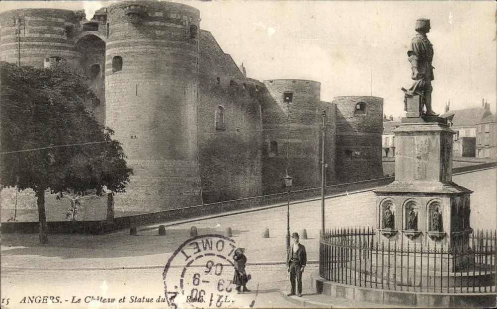 Angers - O Castelo e Estátua do Rei - Frente