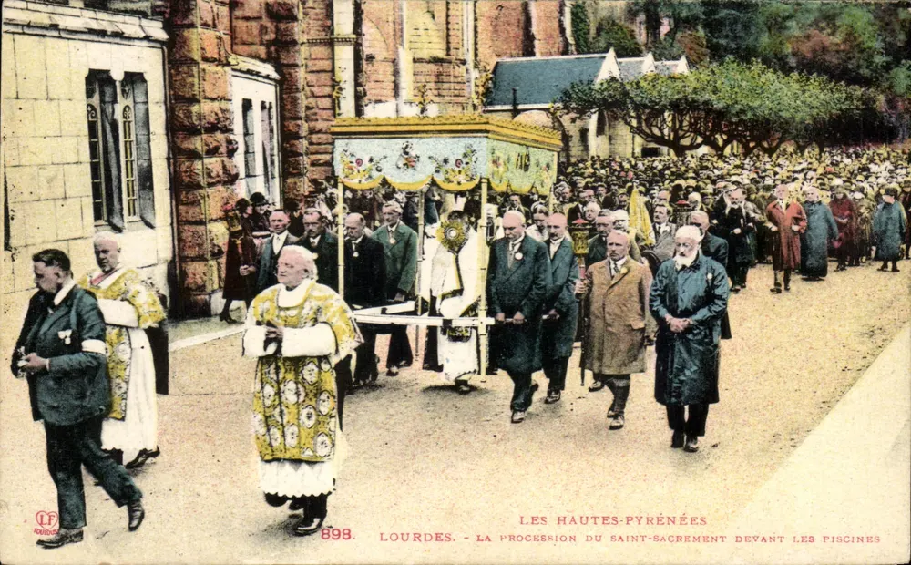 Lourdes - A procissão do Santo Sacramento diante das piscinas — Les Hautes-Pyrénées, n°898, editor La Bouchère - Toulouse - Frente
