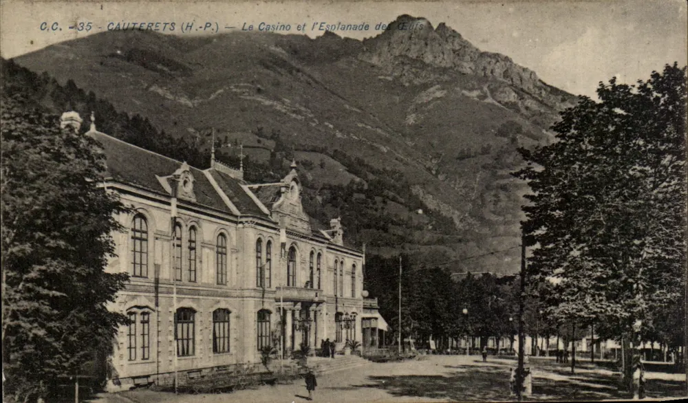 Cauterets (H.-P.) — Das Casino und die Esplanade des Eufs — C.C. -35 - Vorderseite