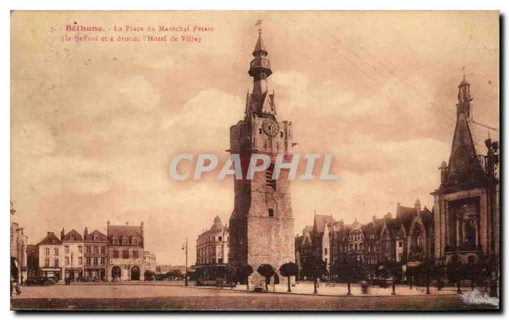 Béthune - Die Place du Maréchal Pétain (der Glockenturm und rechts, das Rathaus) - Vorderseite